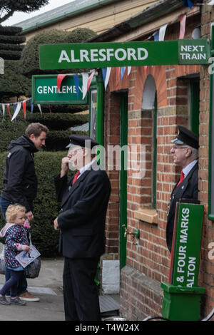 Deux gardiens de l'ancienne gare à l'entrée de la billetterie à Alresford station sur le milieu hants railway Banque D'Images