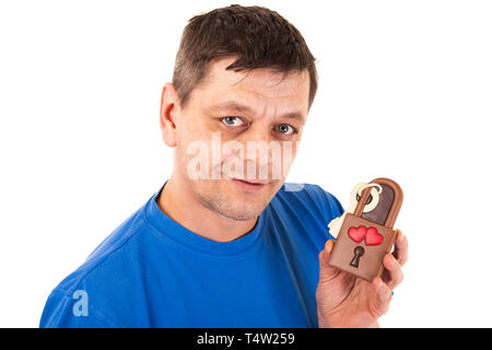 Un homme avec un chocolat - love lock dans sa main - isolé Banque D'Images