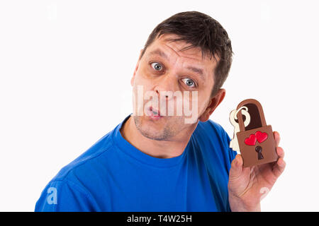 Un homme avec un chocolat - love lock dans sa main - isolé Banque D'Images