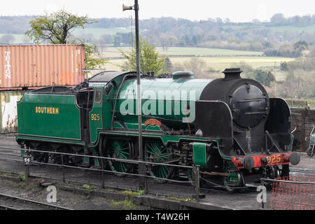 Ancien chemin de fer du sud vert machine à vapeur sur les pistes en milieu hants railway Banque D'Images