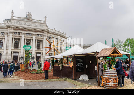 Vienne, Autriche Styrie Steiermarkdorf Spring Festival.à Steiermark-Frühling Rathausplatz régions autrichiennes et les vendeurs de rue avec restauration et offre touristique Banque D'Images