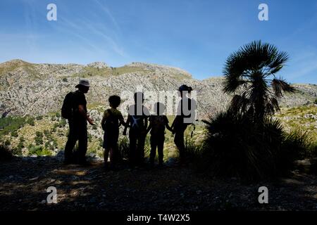 Familia frente Sa Mola de S¨Esclop, itinerario de ses avions, Finca Pública Galatzó, Calvia, Majorque, Iles Baléares, Espagne, Europe. Banque D'Images