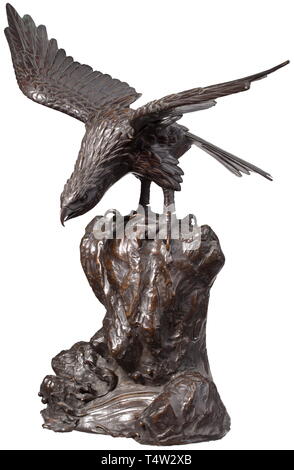 Un aigle de bronze japonais, à la fin ou au début de la période Edo Meji. Bronze patiné, multi-pièces de travail. Aigle aux ailes étendue assis sur un rocher dans l'océan. Sur le rocher un latéral plaque ovale avec signature resp. marque de fonderie. Hauteur 43 cm., historique, historique Japonais, Asiatique, Asie, Extrême-Orient, objet, objets, alambics, clipping, coupures, cut out, cut-out, cut-outs, 19e siècle, Additional-Rights Clearance-Info-Not-Available- Banque D'Images