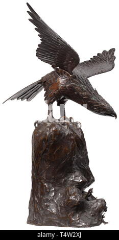 Un aigle de bronze japonais, à la fin ou au début de la période Edo Meji. Bronze patiné, multi-pièces de travail. Aigle aux ailes étendue assis sur un rocher dans l'océan. Sur le rocher un latéral plaque ovale avec signature resp. marque de fonderie. Hauteur 43 cm., historique, historique Japonais, Asiatique, Asie, Extrême-Orient, objet, objets, alambics, clipping, coupures, cut out, cut-out, cut-outs, 19e siècle, Additional-Rights Clearance-Info-Not-Available- Banque D'Images