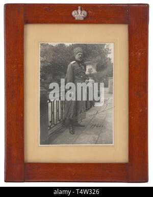 Un portrait photographique du Grand-duc Nicolas Nikolaïevitch Romanov, avec ses carnets de signature à l'encre. France, 1925. Sous verre, cadre en bois laqué marron avec un tsarïs plaqué argent à l'état haut. Photo dimensions 17 x 12,8 cm environ. Dimensions encadrée 30,5 x 24,8 cm. Rare. Grand-duc Nicolas Nikolaïevitch Romanov (1856 - 1929) était un petit-fils du Tsar Nicolas I, Commandant suprême des forces russes dans la Première Guerre mondiale. Il est mort à la Côte d'Azur en 1929. Historique, contexte historique, 20e siècle, Additional-Rights Clearance-Info-Not-Available- Banque D'Images