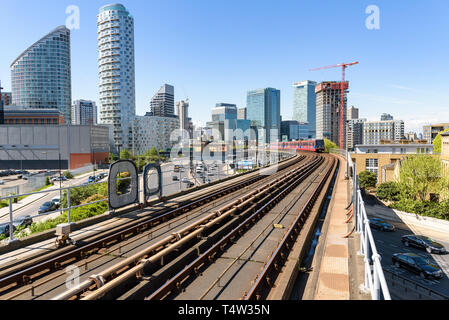 Londres, UK - 1 mai 2018 : DLR train approchant est de l'Inde. Le Docklands Light Railway est un système automatisé d'exploitation du système de métro léger dans easter Banque D'Images