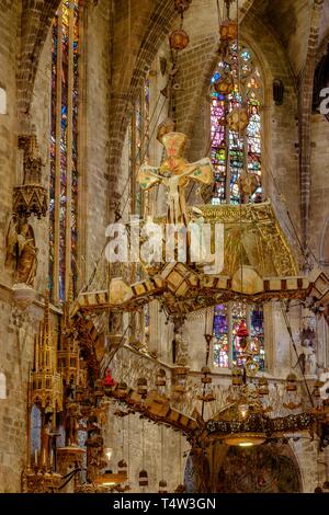 Lampadario-baldaquino, obra de Antoni Gaudí, Capilla Real, ( presbiterio ), cathédrale de Majorque, La Seu, siglo XIII. gótico levantino, Palma, Majorque, îles Baléares, Espagne. Banque D'Images