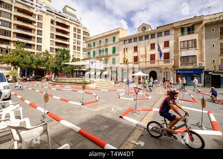 Parque Infantil de transito front el Ayuntamiento, inca, Majorque, Iles Baléares, Espagne, Europe. Banque D'Images