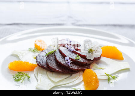 Un printemps rafraîchissante Salade de betterave et fenouil à l'orange Banque D'Images