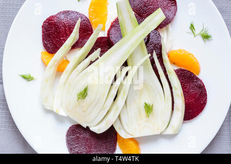 Un printemps rafraîchissante Salade de betterave et fenouil à l'orange Banque D'Images