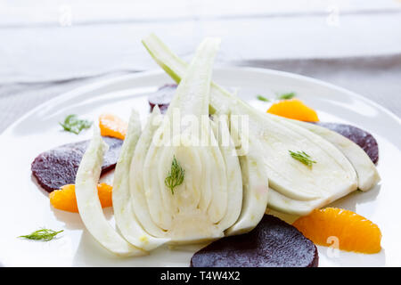 Un printemps rafraîchissante Salade de betterave et fenouil à l'orange Banque D'Images