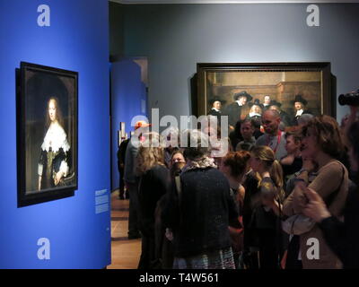 Les visiteurs affluent pour voir tous les chefs-d'œuvre de Rembrandt au Rijksmuseum, Amsterdam dans une exposition pour marquer le 350e anniversaire de sa mort, 2019 Banque D'Images