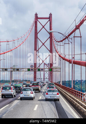 Voitures traversant le Ponte 25 de Abril pont sur le Tage à Lisbonne, Portugal, Europe Banque D'Images