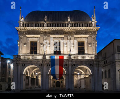 BRESCIA, Italie en avril, 17, 2019. Affichage du drapeau français au Palazzo della Loggia à Brescia, en signe de soutien pour l'incendie de l'église Notre-D Banque D'Images