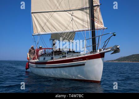 'Emploi', une liberté 30 ketch gréé en jonque, navigation dans le plus Murtersko (BRAC), la mer Adriatique, Šibenik-Knin, en Croatie. Parution du modèle Banque D'Images