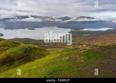 Le Loch Lomond vue depuis la colline conique, Balmaha, Ecosse Banque D'Images