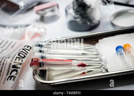 Détail de l'échantillonnage d'ADN dans l'équipement médico-légale tubes Laboratorio, conceptual image Banque D'Images
