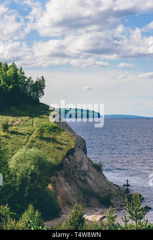 Falaise avec bois de bouleau sur Volga Banque D'Images