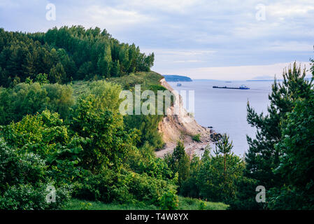 Falaise avec bois de bouleau sur Volga Banque D'Images