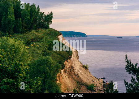 Falaise avec bois de bouleau sur Volga Banque D'Images