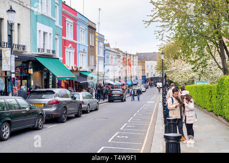 Les touristes asiatiques à Portobello Road, Notting Hill, Londres Banque D'Images