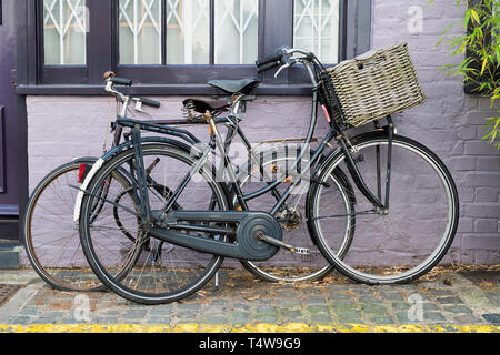 Deux vélos de Kynance Mews, South Kensington, Londres, SW7. L'Angleterre Banque D'Images