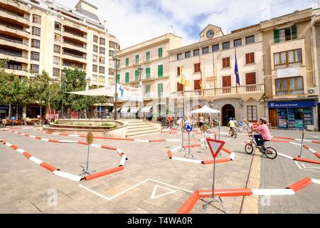 Parque Infantil de transito front el Ayuntamiento, inca, Majorque, Iles Baléares, Espagne, Europe. Banque D'Images