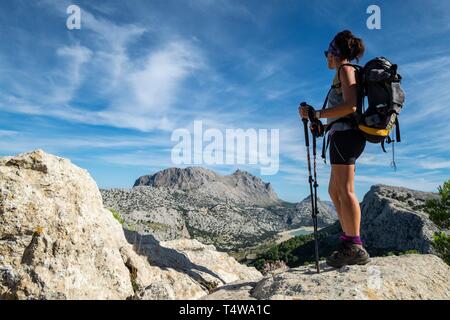 Escursionista contemplando el Valle de Binimorat y el Puig Major, Paraje natural de la Serra de Tramuntana, à Majorque, îles Baléares, Espagne. Banque D'Images