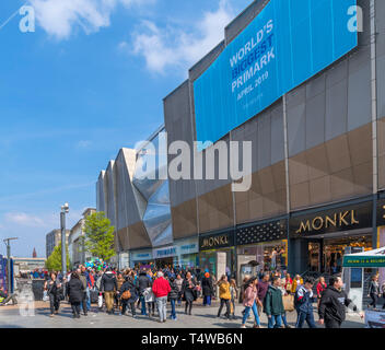 Le plus grand magasin Primark (ouvert en avril 2019) sur High Street, Birmingham, West Midlands, England, UK Banque D'Images