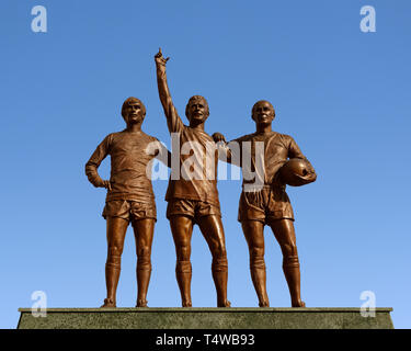 Statue de Sainte Trinité de Manchester United à l'extérieur du stade Old Trafford, Manchester, Angleterre, Royaume-Uni Banque D'Images