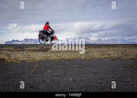 Équitation tourisme vélo sur Route 1 Route nationale dans la partie sud de l'Islande Banque D'Images