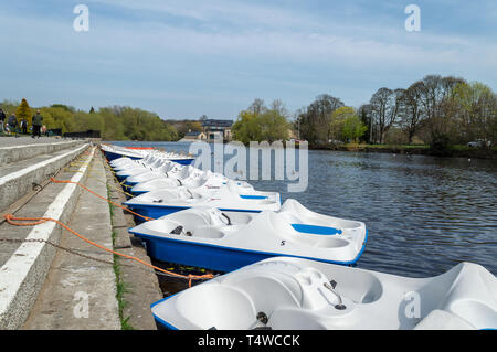 Boats on river Wharfe, Yorkshire Banque D'Images