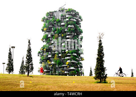 Tour de la forêt verticale dans 'Bibliothèque d'arbres parc', Milan, Italie Banque D'Images