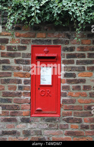 Un 'George Rex' ou 'GR' British Post Office post box set dans le mur de brique du Beverley Minster ancien presbytère à Beverley, East Riding. Banque D'Images