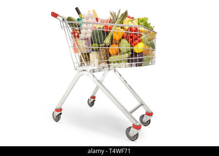 Panier rempli de différents produits alimentaires, fruits et légumes frais isolé sur fond blanc