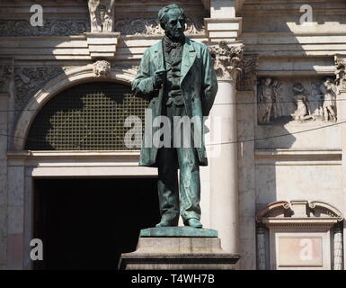 Alessandro Manzoni statue en place San Fedele, Milan, Italie. Banque D'Images