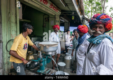 Groupe d'hommes rajasthani avec turban dans une boutique près de lait,légumes du marché Sabzi Mandi, Bundi Bundi, Marché, état du Rajasthan, en Inde. Banque D'Images