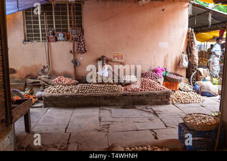 La pomme de terre et les oignons en vendeur de légumes du marché,Mandi Sabzi, Bundi Bundi, Marché, état du Rajasthan, en Inde. Banque D'Images