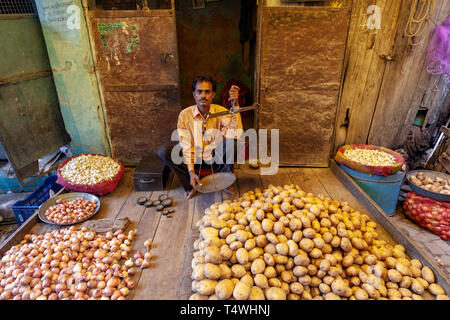 La pomme de terre et les oignons en vendeur de légumes du marché,Mandi Sabzi, Bundi Bundi, Marché, état du Rajasthan, en Inde. Banque D'Images