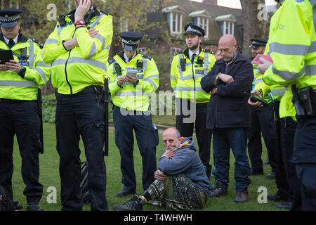 17 Apr 2019 Londres, Royaume-Uni. Les agents de police l'arrestation des manifestants près de la place du Parlement au cours du quatrième jour de protestations de la rébellion d'Extinction du groupe. Banque D'Images