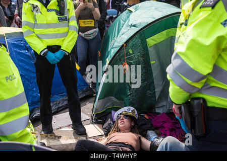 London UK 18 avr 2019. Essayer d'effacer la police des militants environnementaux d'Oxford Circus. Banque D'Images