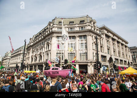 London UK 8th apr 2019. Rébellion d'extinction d'activistes de l'environnement dans la région de Oxford Circus. Banque D'Images