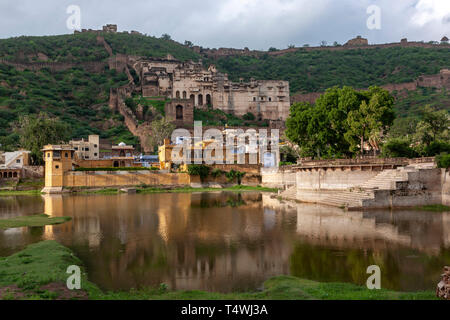 Nawal Sagar Lake et Garh Palace, Bundi, Rajasthan, Inde Banque D'Images