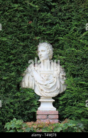 Buste en marbre sur un fond feuilles vertes Banque D'Images
