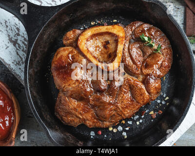 Osso Buco de veau cuit dans la queue de la casserole, gros plan Banque D'Images