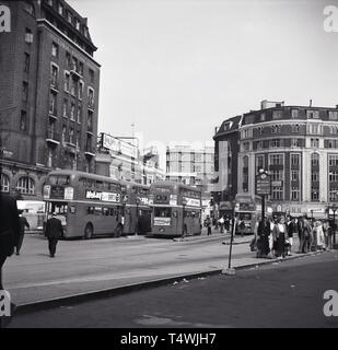 Années 1960, historique, Londres routemaster ou doubledecker autobus stationnés à l'extérieur de la gare Victoria, Victoria, Londres, Angleterre avec les passagers en attente. Le grand édifice que l'on voit sur la photo de gauche est la gare de Victoria House construite dans les années 1920 sur le terminal ferroviaire. Banque D'Images