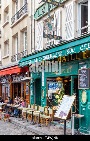 Cafés entourant la Place du Tertre, Montmartre, Paris, France Banque D'Images