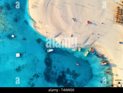 Vue aérienne de l'bateaux de pêche sur la côte de la mer tropical avec plage de sable fin au coucher du soleil. Village de pêcheurs sur l'Océan Indien, Zanzibar, Afrique. Landsca colorés Banque D'Images