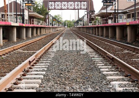 Bay Shore, N.Y. USA - 29 juin 2017 : point de vue sur la baie de l'île long la côte ouest à la gare le long des voies avec les deux plates-formes et le plus Banque D'Images