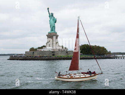 La ville de New York, USA - 15 octobre 2017 : les gens sur un voilier sont entrées dans la zone de restriction pour prendre des photos avec la Statue de la liberté tandis que beaucoup de wai Banque D'Images